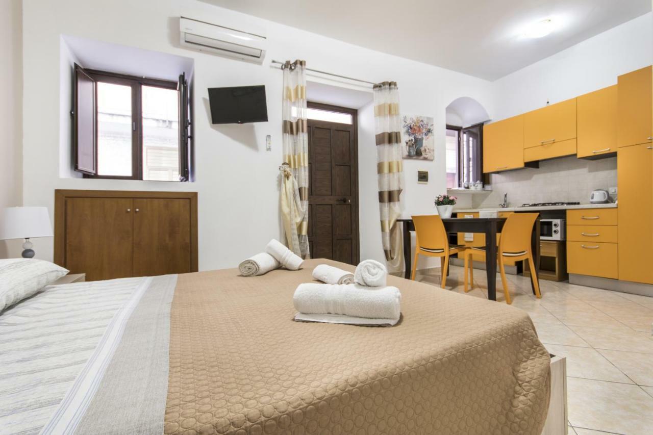 IN CENTRO ROOMS Vicino Cefalù Campofelice Di Roccella Exterior foto
